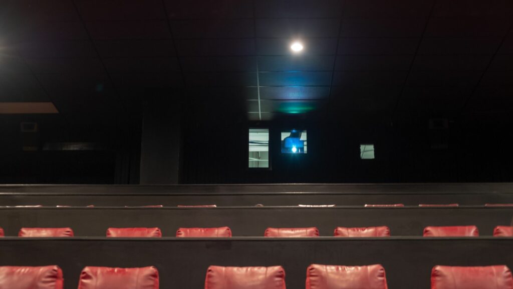 If you want to see a good and clear projector picture it is better to have the curtains closed, and the lights switched off.